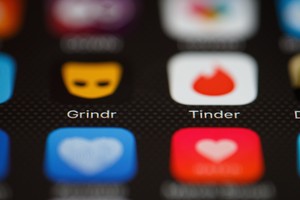 Grindr, aplikacja randkowa LGBTQ+, udostępniała reklamodawcom dane o zarażeniu HIV użytkowników z Wielkiej Brytanii