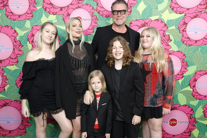 Stella Spelling, Tori Spelling, Beau Spelling, Dean McDermott, Finn Spelling i Hattie Spelling w 2023 r.