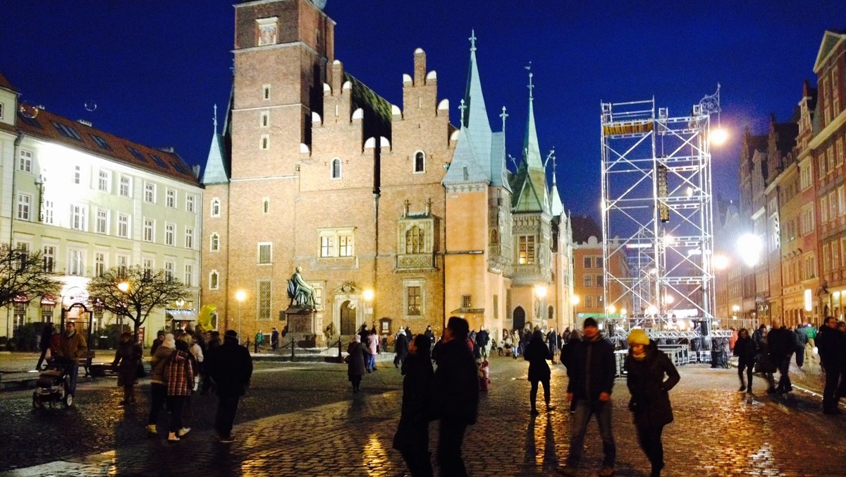 Na Rynku, na placu Solnym, a także w wielu innych miejscach we Wrocławiu trwa budowa specjalnych instalacji na ceremonię otwarcia Europejskiej Stolicy Kultury. Niedzielny pochód czterech Duchów rozpocznie się o godz. 16. Jak szacują organizatorzy, w wydarzeniu inaugurującym ESK może wziąć udział nawet 100 tys. osób.