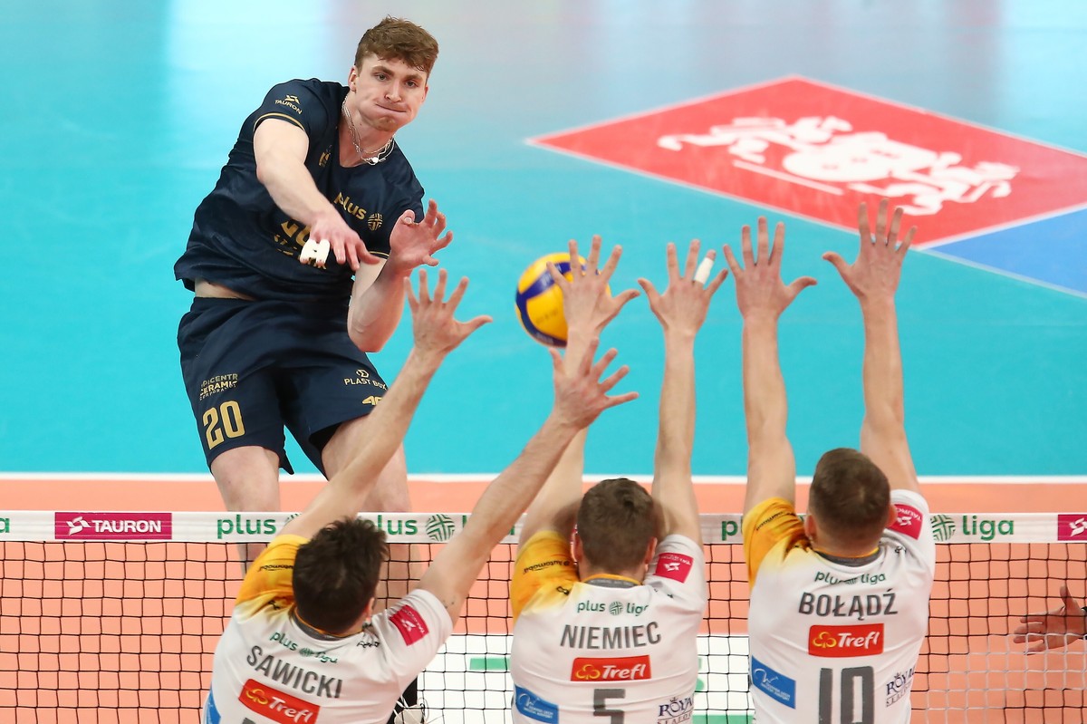 Zawodnicy Trefla Gdańsk: Mikołaj Sawicki (L-dół), Patryk Niemiec (C) i Bartłomiej Bołądź (P) oraz Linus Weber (L-góra) z Projektu Warszawa