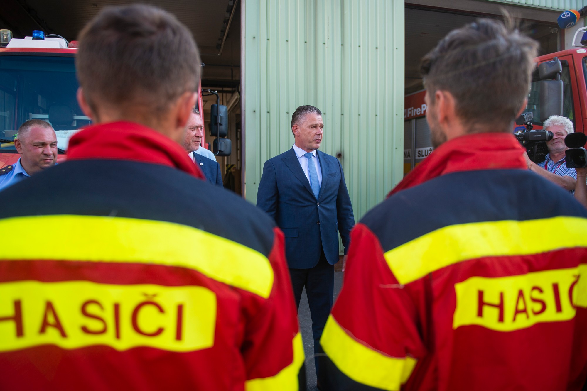 Hasičov a vojakov doma privítali po náročnom hasení v Slovinsku. 