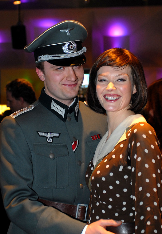 Bartek Kasprzykowski i Tamara Arciuch w 2007 r. na planie serialu "Halo, Hans!"