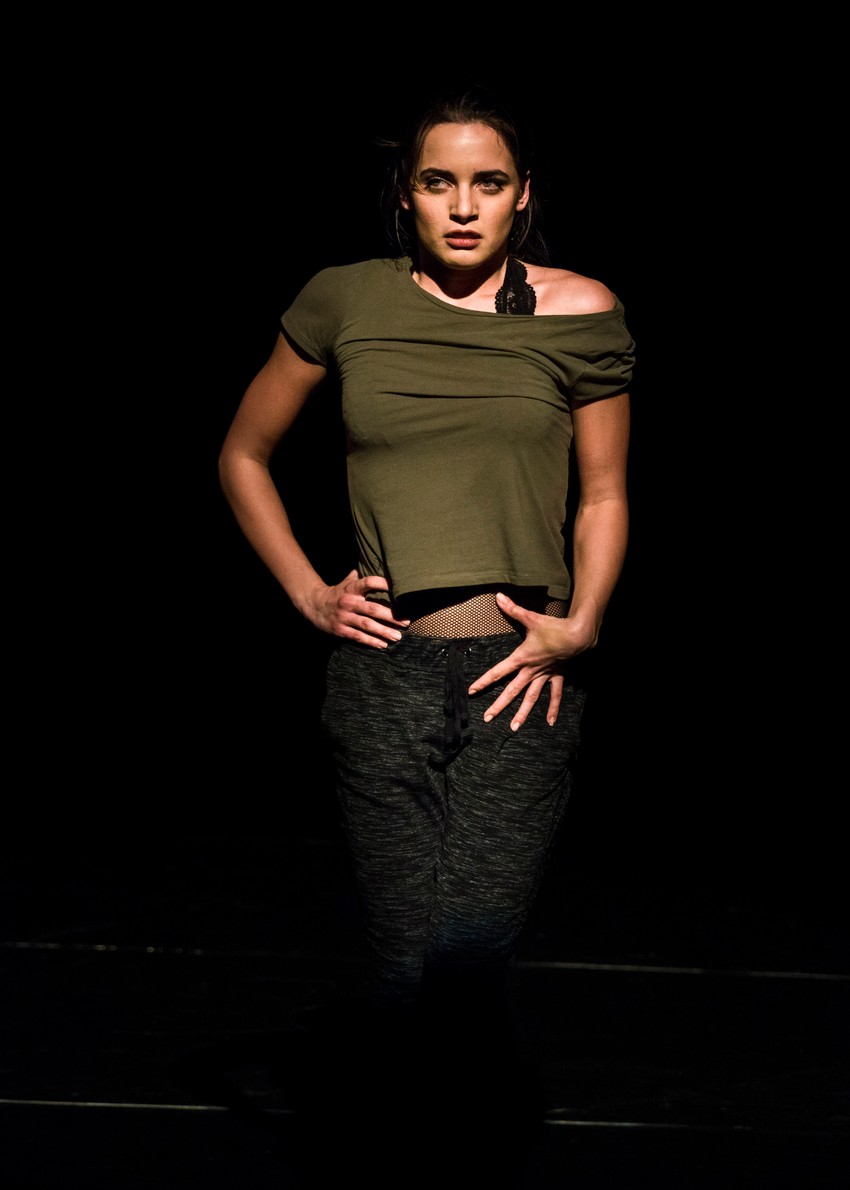 Isidora Simijonović u predstavi M.I.R.A