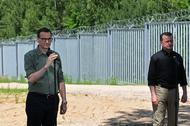 Mateusz Morawiecki i Mariusz Błaszczak w czasie konferencji prasowej przy płocie na granicy z Białorusią