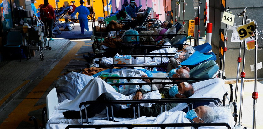Przepełnione szpitale i pełne kostnice - tu pandemia nie odpuszcza! Tak COVID-19 zaatakował Hongkong