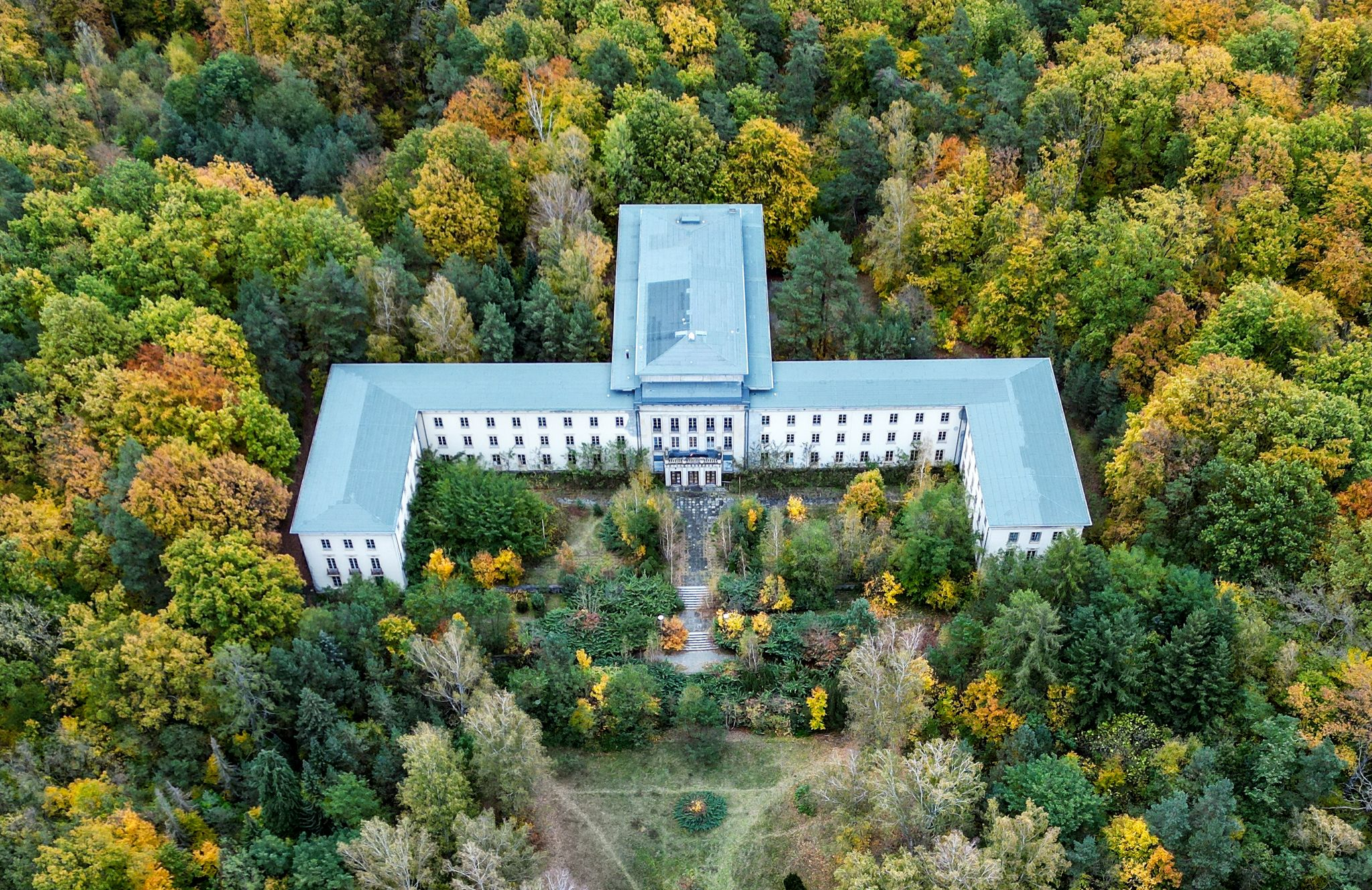 12 Stunden gegen Flammen bei minus 8 Grad - Feuer zerstört Bogensee-Gebäude