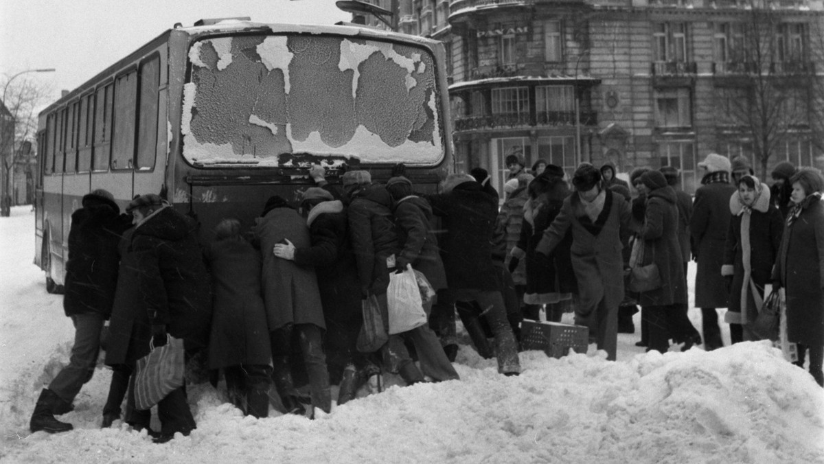 Unieruchomiony autobus na Krakowskim Przedmieściu