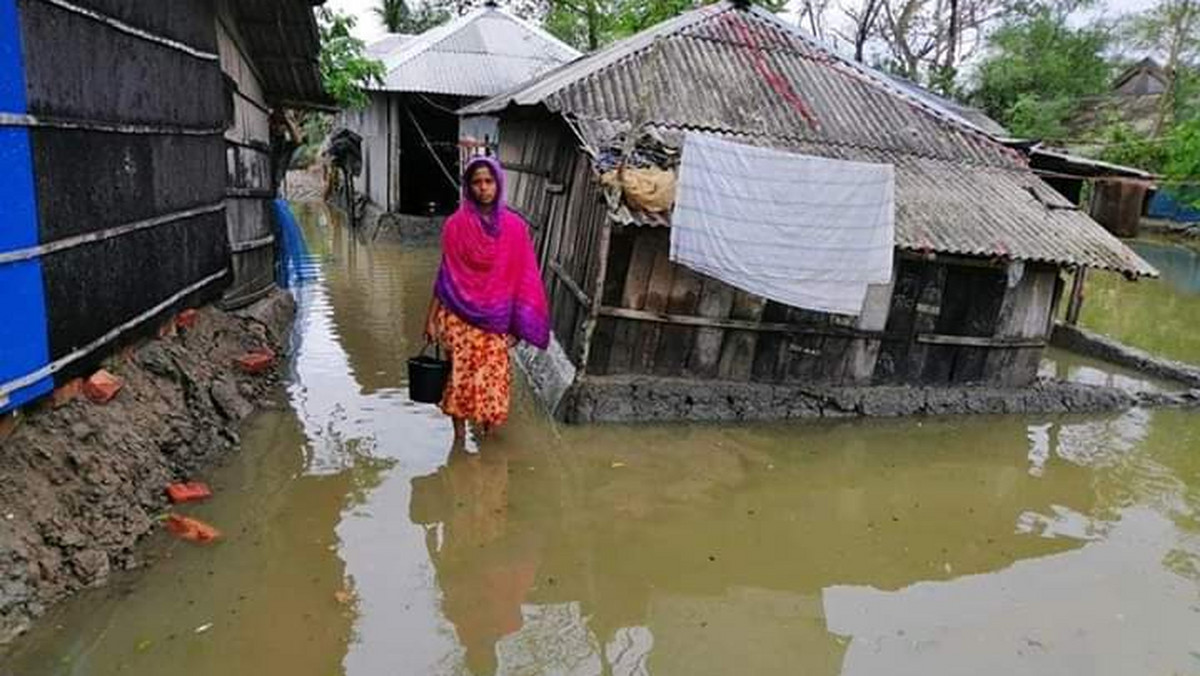 Ludność Indii i Bangladeszu zmaga się ze zniszczeniami spowodowanymi przejściem supercyklonu Amphan. Zniszczone są domostwa, uszkodzona sieci energetyczne, zalane pola. To wszystko w czasie pandemii Covid-19. Potrzebna jest pomoc – przede wszystkim żywność, środki higieniczne i materiały do odbudowy zniszczonych domostw. Działacze Fundacji ADRA są na miejscu, organizując pomoc i donosząc o sytuacji, w której znajdują się poszkodowane społeczności.