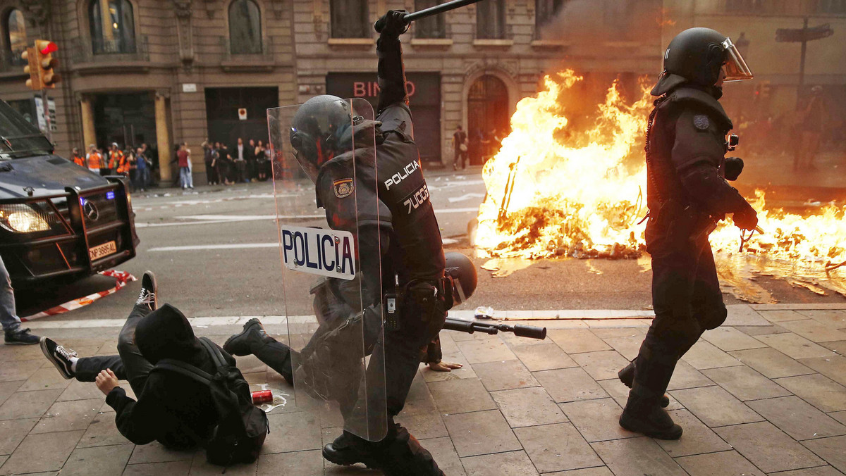 Najtrudniejsza sytuacja panowała w pobliżu barcelońskiej stacji metra Urquinaona, gdzie policja użyła pałek