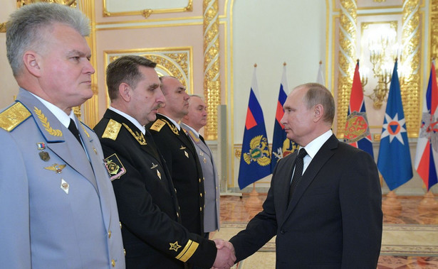 Władimir Putin i wojskowi dowódcy
