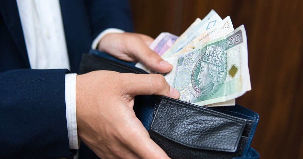 1700 złotych co miesiąc dla każdego. Taki może być nowy zasiłek z ZUS. To rozwiązanie, które sprawdziło się u naszych sąsiadów. Czy Polska jest gotowa?