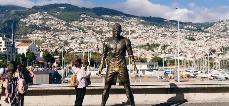 Podpalił pomnik Cristiano Ronaldo. Włączył muzykę i pokazał środkowy palec