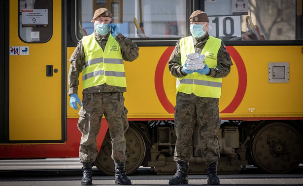 Warszawa, 30.03.2020. Koronawirus w Polsce. Żołnierze 6. Mazowieckiej Brygady Obrony Terytorialnej dostarczają posiłki do uczestników Powstania Warszawskiego, 30 bm. w Warszawie. Akcja zorganizowana przez Stowarzyszenie Zachowania Pamięci o Armii Krajowej we współpracy ze Stowarzyszeniem Odra-Niemen Oddział Mazowiecki ma na celu zmniejszenie ryzyka zakażenia weteranów koronawirusem, poprzez ograniczenie konieczności opuszczania domu przez kombatantów i ich opiekunów. (kk/doro) PAP/Kalbar