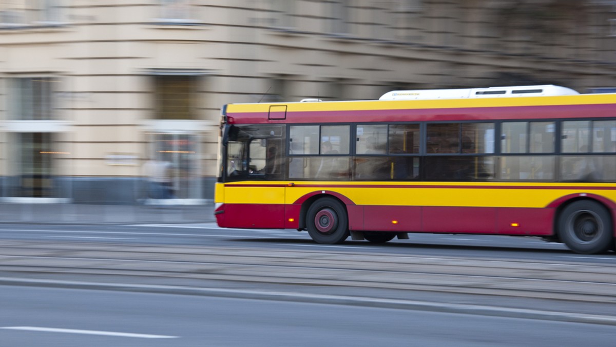 Przyjmując wczoraj uchwałę o bezpłatnych przejazdach MZK dla posiadaczy samochodów wraz z towarzyszącą im osobą dorosłą i dziećmi, radni rozpoczęli najdroższą w Polsce kampanię wyborczą, powiedział na konferencji prasowej prezydent Opola Arkadiusz Wiśniewski.