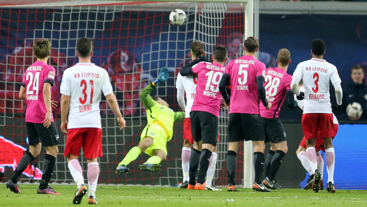 Zawodnicy trenera Ralpha Hasenhuettla potwierdzili, że prowadzenie w tabeli Bundesligi nie jest przypadkiem. W sobotę w 15. kolejce gracze RB Lipsk bez trudu pokonali na własnej murawie Herthę Berlin 2:0 (1:0). Ważne zwycięstwo odnieśli piłkarze Augsburga, którzy 1:0 wygrali z Borussią Moenchengladbach.