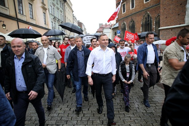 Protesty podczas wiecu Dudy w Krakowie, porządku pilnowało 240 policjantów