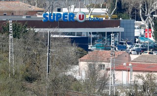 Atak w Trebes: Zmarł policjant, który zgłosił się do wymiany za zakładnika