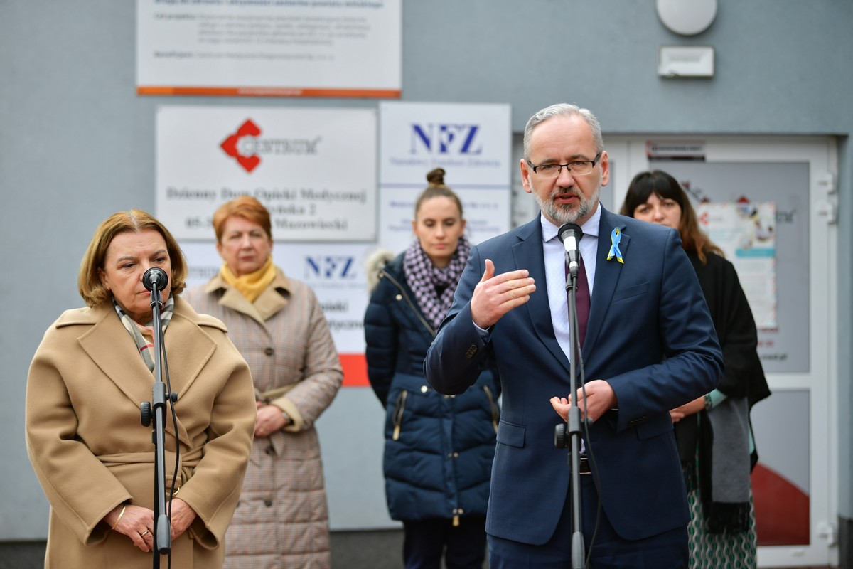 Minister zdrowia Adam Niedzielski (2P), dyrektor Biura do spraw pilotażu Narodowego Programu Ochrony Zdrowia Psychicznego Anna Depukat (P) oraz pełnomocnik ministra zdrowia ds. reformy w psychiatrii dzieci i młodzieży prof. Małgorzata Janas-Kozik (L)