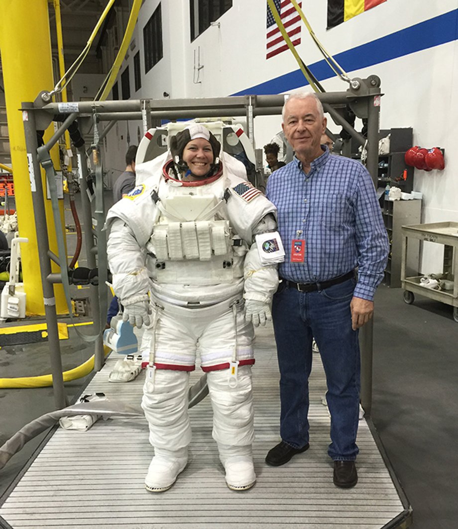 Herb Baker z astronautką tuż przed rozpoczęciem ćwiczeń