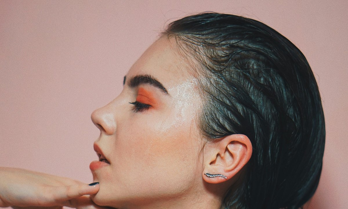 Ta odżywka wprost oblewa suche i szorstkie strąki falą nawilżenia już od 1. użycia. Zastrzyk humektantów w tubce