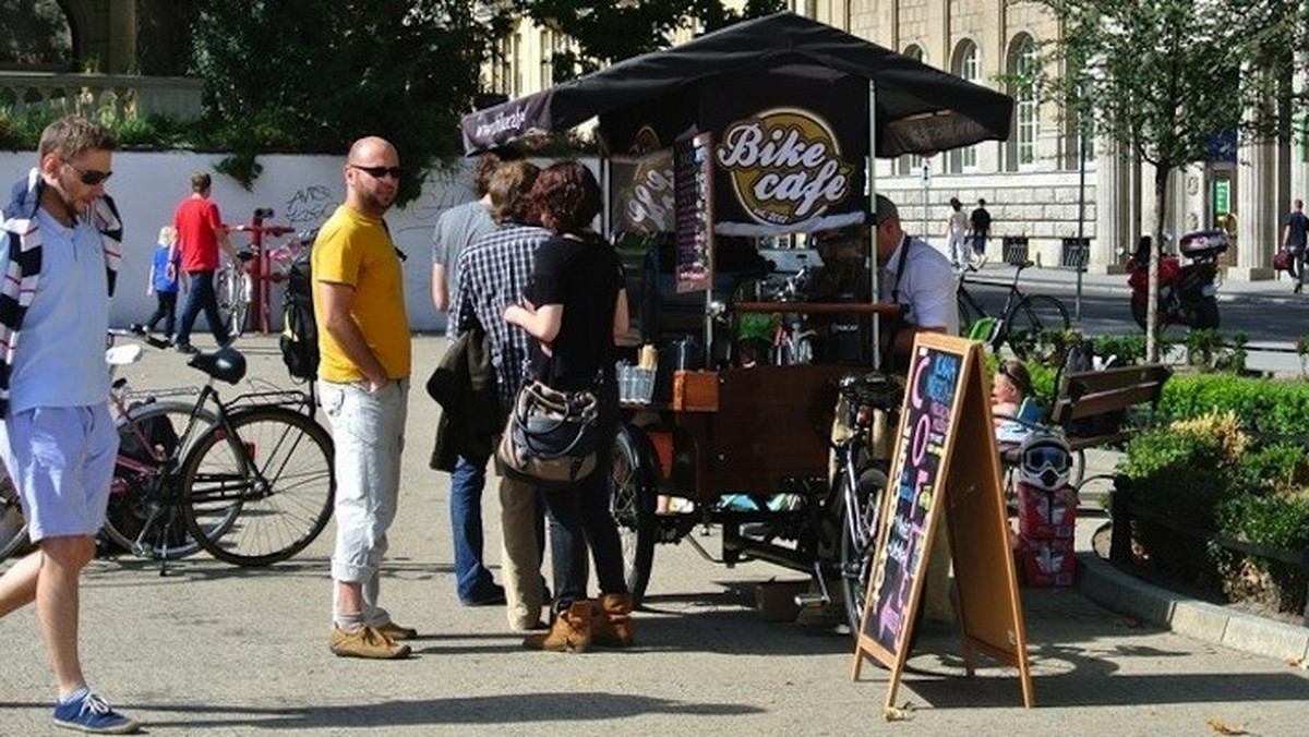 Można już wypić kawę, zjeść ciekawego burgera czy też chociażby kupić pajdę ze smalcem - a to wszystko wprost na ulicach Poznania, i to nie z obskurnych bud, ale z dobrze przygotowanych miejsc. Być może już wkrótce będzie ich w naszym mieście więcej.