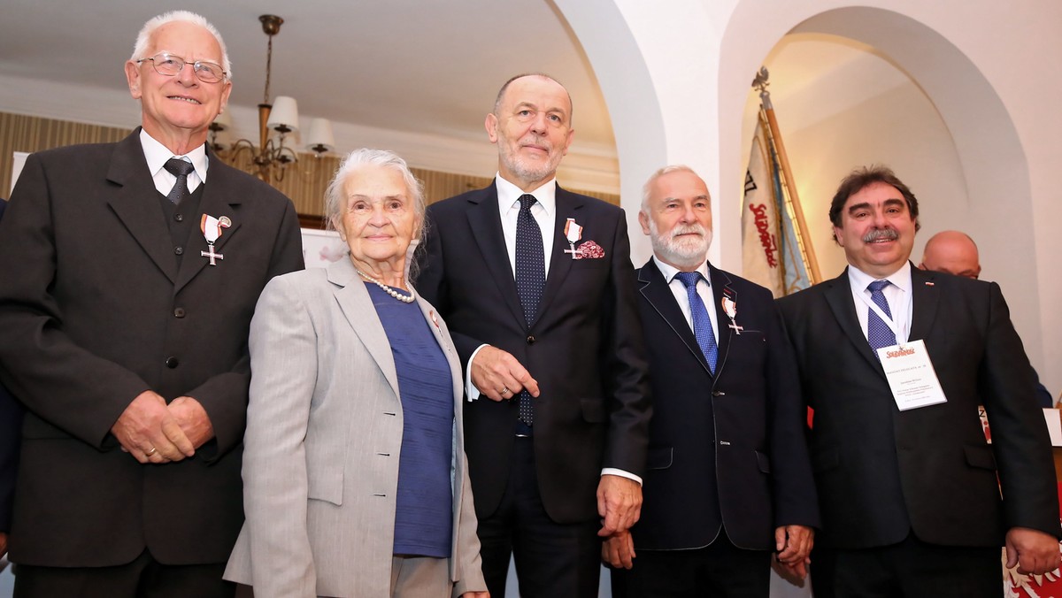 Mirosława Mencel, Edward Grzeliński, Ryszard Pluciński i Jan Mosiński odebrali odznaczenia podczas Walnego Zebrania Delegatów Regionu Wielkopolska Południowa NSZZ "Solidarność". W imieniu prezydenta Andrzeja Dudy wręczył je dyrektor oddziału IPN w Łodzi Dariusz Rogut.