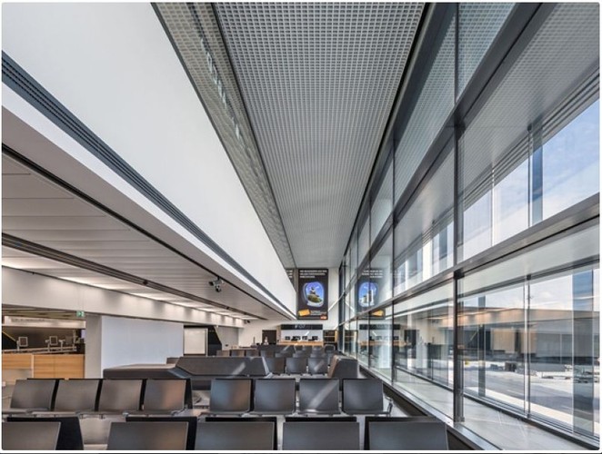 Międzynarodowy Port Lotniczy w Wiedniu współgra z duszą tego miasta, serwując podróżnym relaksującą muzykę klasyczną. Oceniający ten obiekt pasażerowie zwracają, że port wyposażony jest nie tylko w wygodne siedzenia, ale także kanapy oraz specjalne, wyciszone i odizolowane miejsca przeznaczone do pracy. Lotnisko jest ponadto czyste i świeże, zaś przebywanie w tym miejscu należy do przyjemniejszych doświadczeń. Na zdj. Lotnisko w Wiedniu. Źródło: Vienna Airport