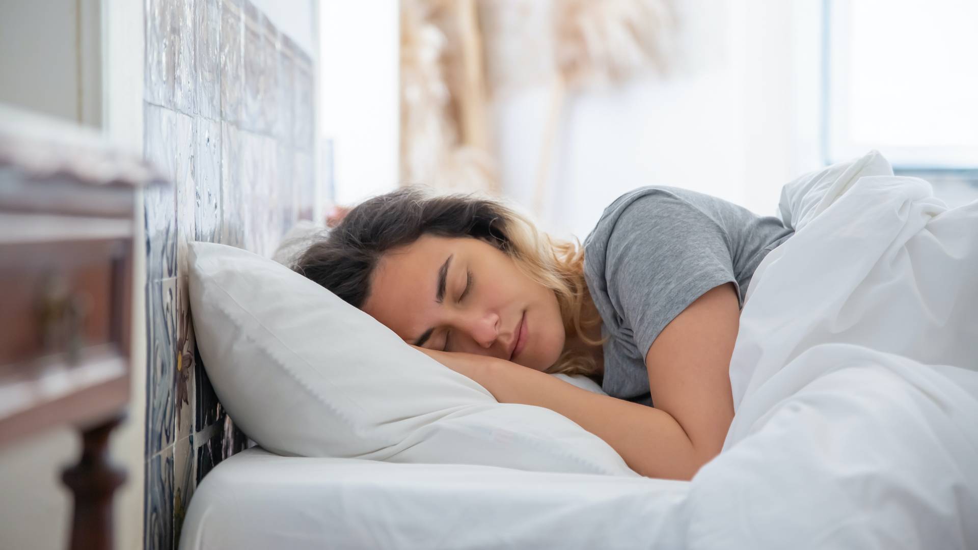 Lubisz spać na prawym boku lub na brzuchu? Lekarze ostrzegają, by tego unikać