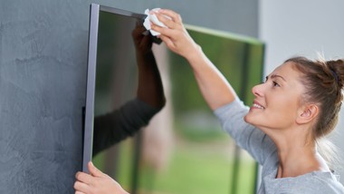 nasącz tym ściereczkę i przetrzyj ekran telewizora. kobiety zachwycone tym domowym trikiem na smugi i tłuste plamy niezawodny trik
