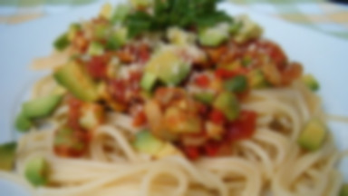 Pikantne spaghetti z sosem z avocado i pomidorów