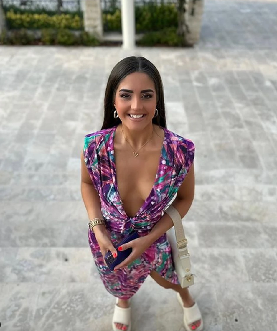 Anđela sa dekolteom do pupka