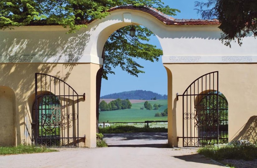 Hotel Zamek na Skale - brama do ogrodu