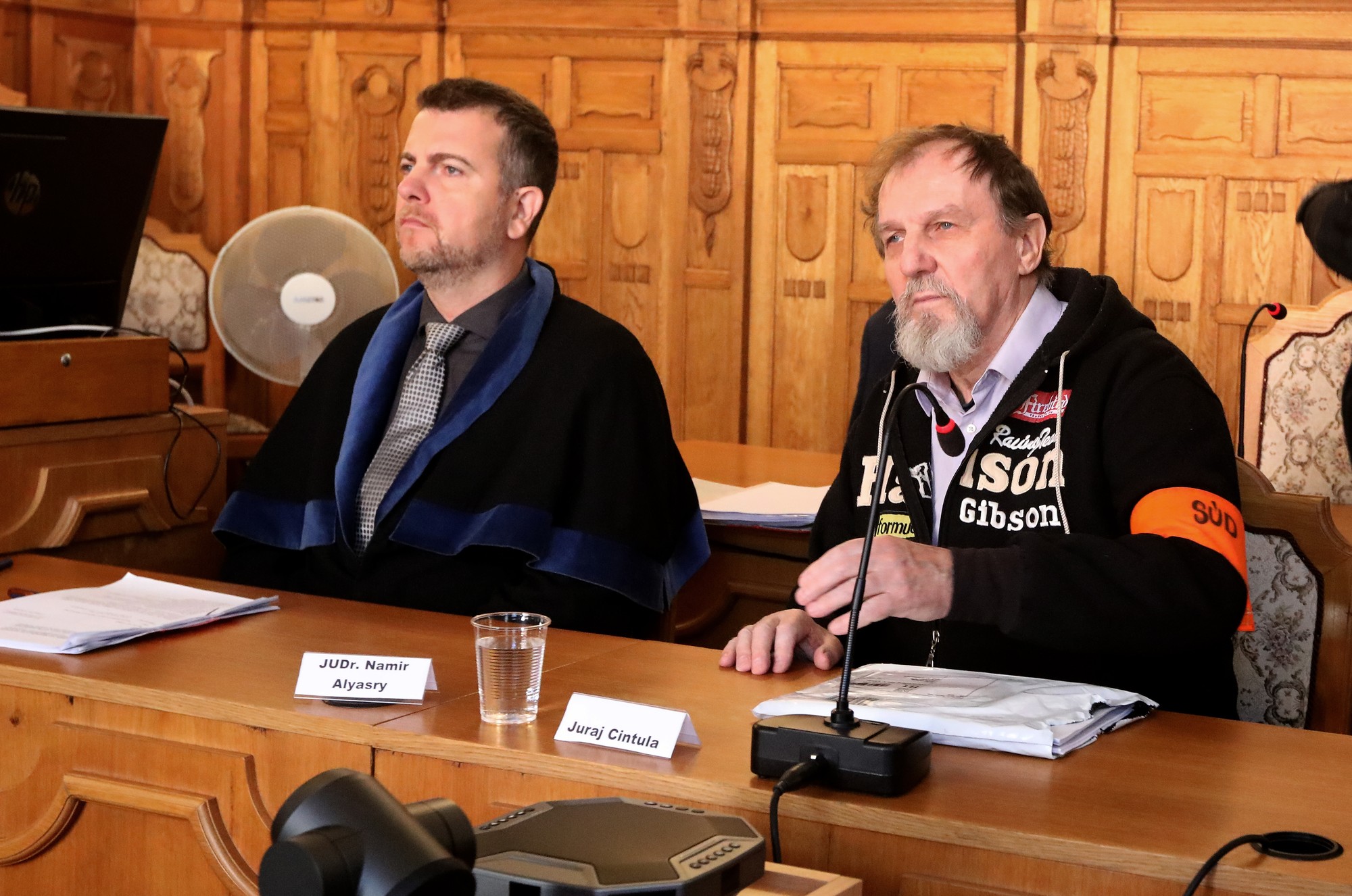 Juraj Cintula (vpravo), obžalovaný pre obzvlášť závažný zločin teroristického útoku spáchaný na chránenej osobe, a jeho obhajca Namir Alyasry.
