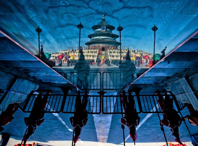 Wszystko wygląda jak tysiące lat temu. Przepych, bogaty ceremoniał i odwołania do tradycji cesarstwa