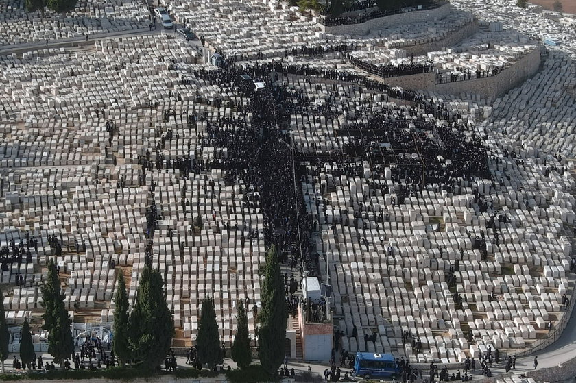 W procesji pogrzebowej przed pogrzebem rabina wzięło udział ponad 10 tyś. osób.