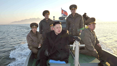 Nézze meg hogyan bámulja Kim Dzsong Un a rakétakísérleteket - videó!
