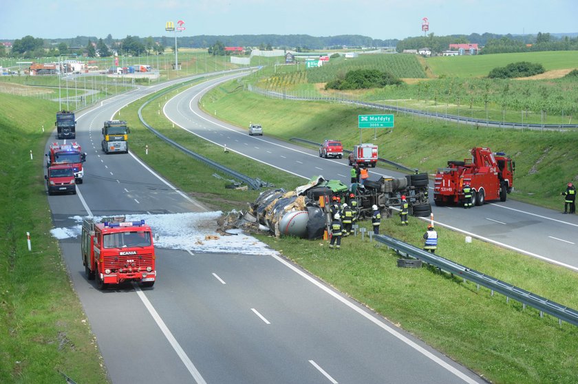 Cysterna z asfaltem wywróciła się na "siódemce"(odcinek Elbląg-Ostróda)