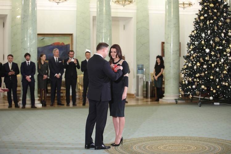 Prezydent Andrzej Duda odznacza Krzyżem Komandorskim Orderu Odrodzenia Polski byłą tenisistkę Agnieszkę Radwańską