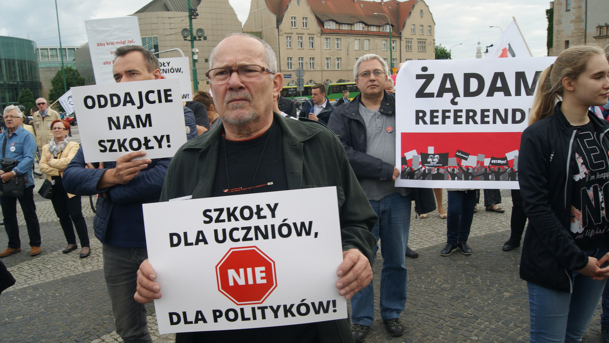 Protestujący zgromadzili się na placu Adama Mickiewicza