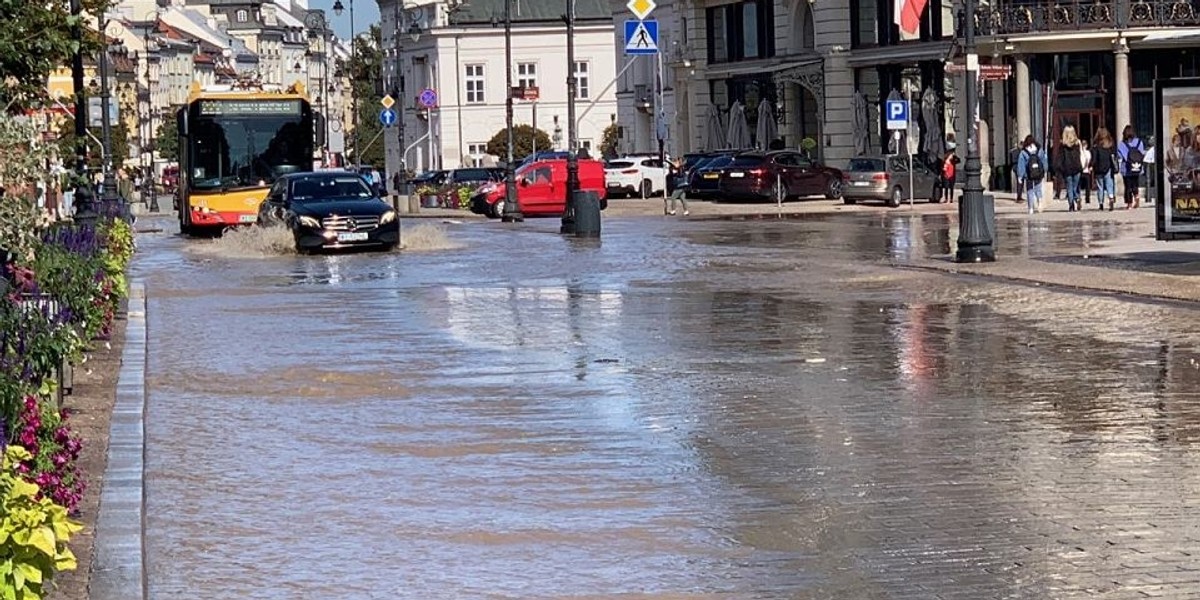 Woda zalała ul. Królewską i Krakowskie Przedmieście.