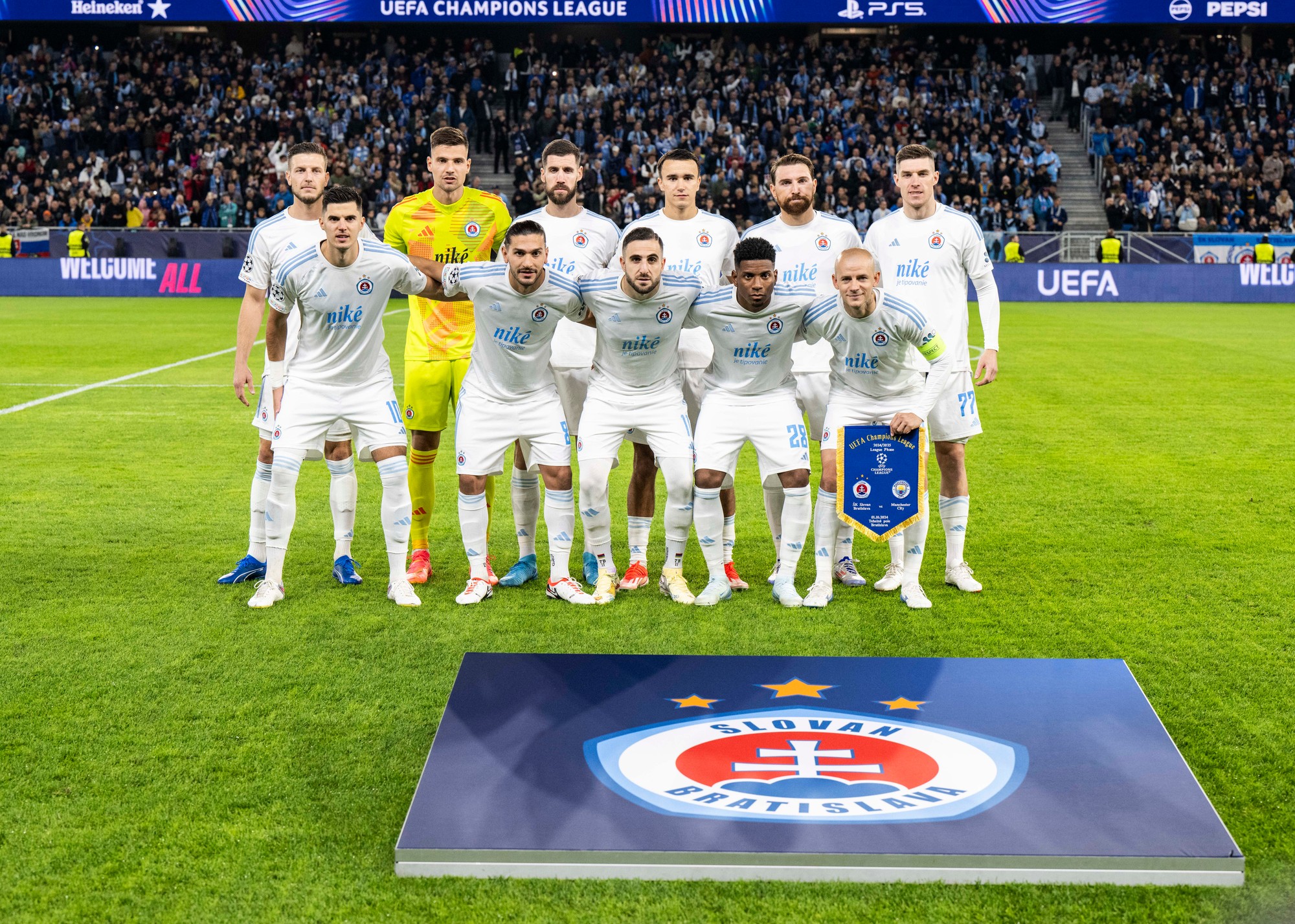 Hráči ŠK Slovan Bratislava pózujú pre skupinovú fotografiu pred zápasom s Manchestrom City.