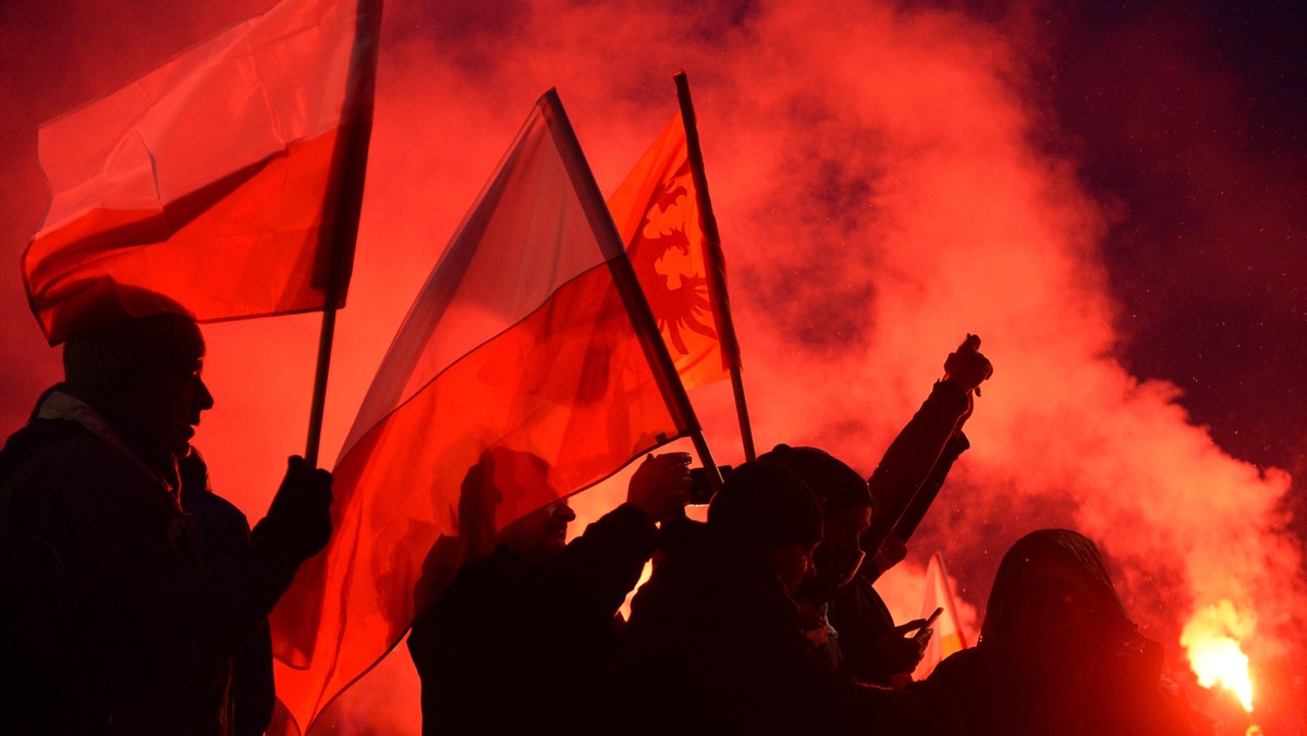 uczestnicy marszu na błoniach Stadionu Narodowego