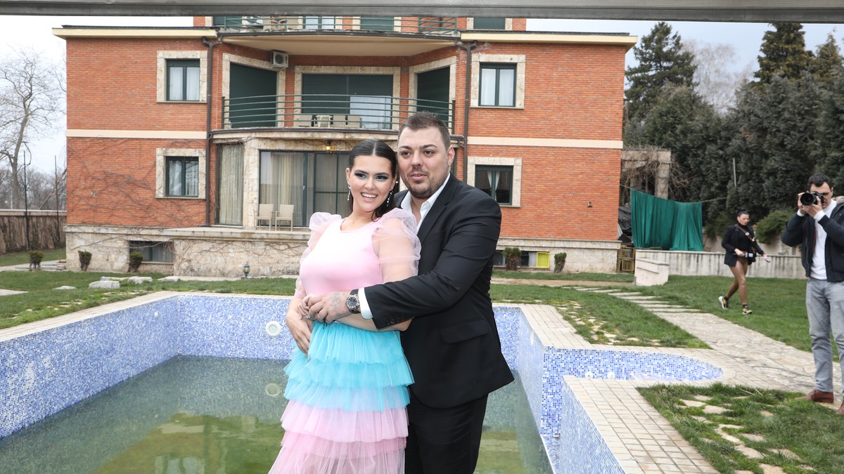 EVO ŠTA ŽENA SLOBE VASIĆA RADI DOK ON LEŽI U BOLNICI LAZA LAZAREVIĆ Biznis ne sme da trpi: Nakon što je pevač prebačen na muško odeljenje, sve palo na leđa njegove supruge