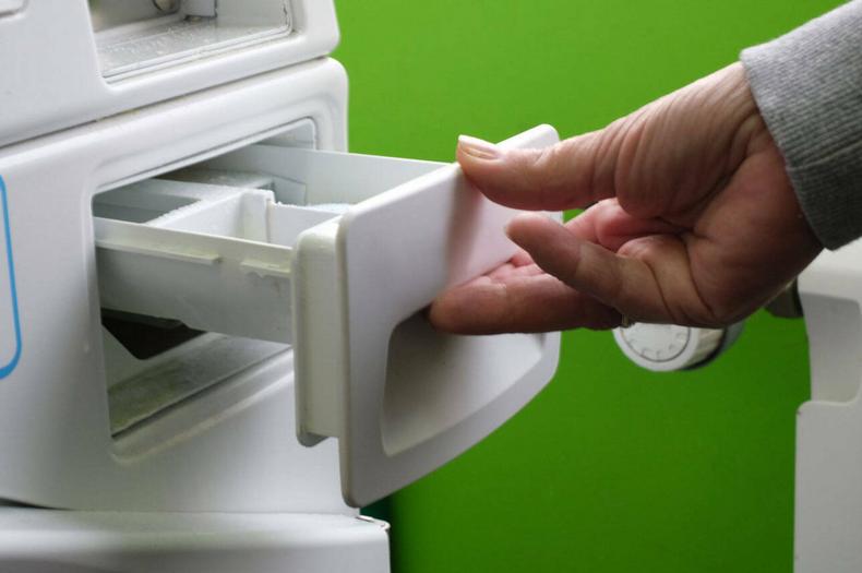 Clean the dispenser drawer and door seal [ConsumerNZ]