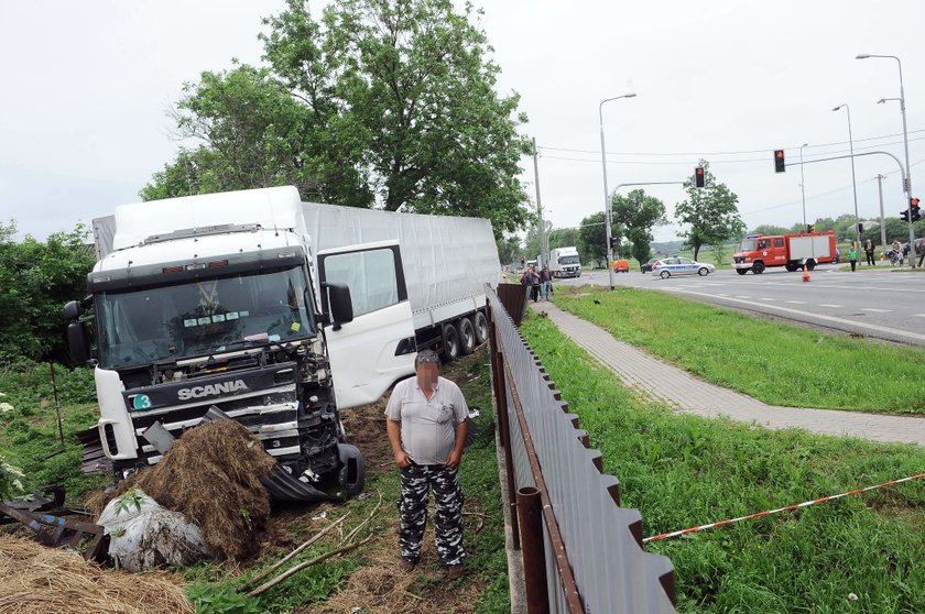 Tir wypadł z drogi