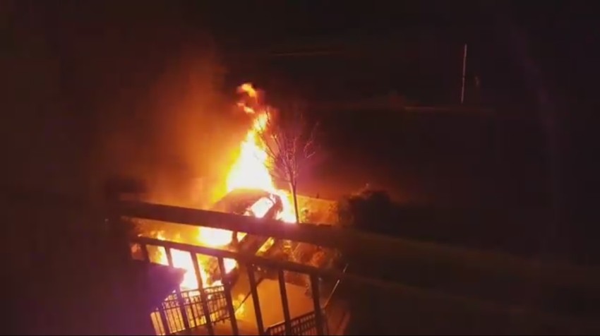 Banđur je uspeo da snimi automobil u plamenu