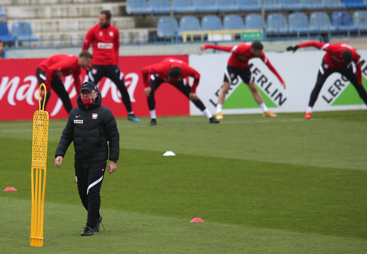 Trener piłkarskiej reprezentacji Polski Jerzy Brzęczek (L) podczas treningu drużyny, na Stadionie Śląskim