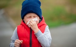 Czy katar i kaszel to powód, by dziecko nie szło do szkoły? Lekarz rozwiewa wątpliwości