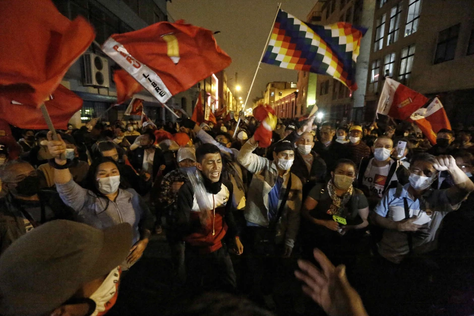 Pristalice Pedra Kastilja na ulicama