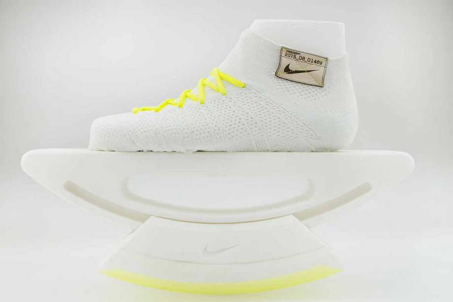 A "gliding convex outsole" on this shoe uses natural momentum to launch runners forward.